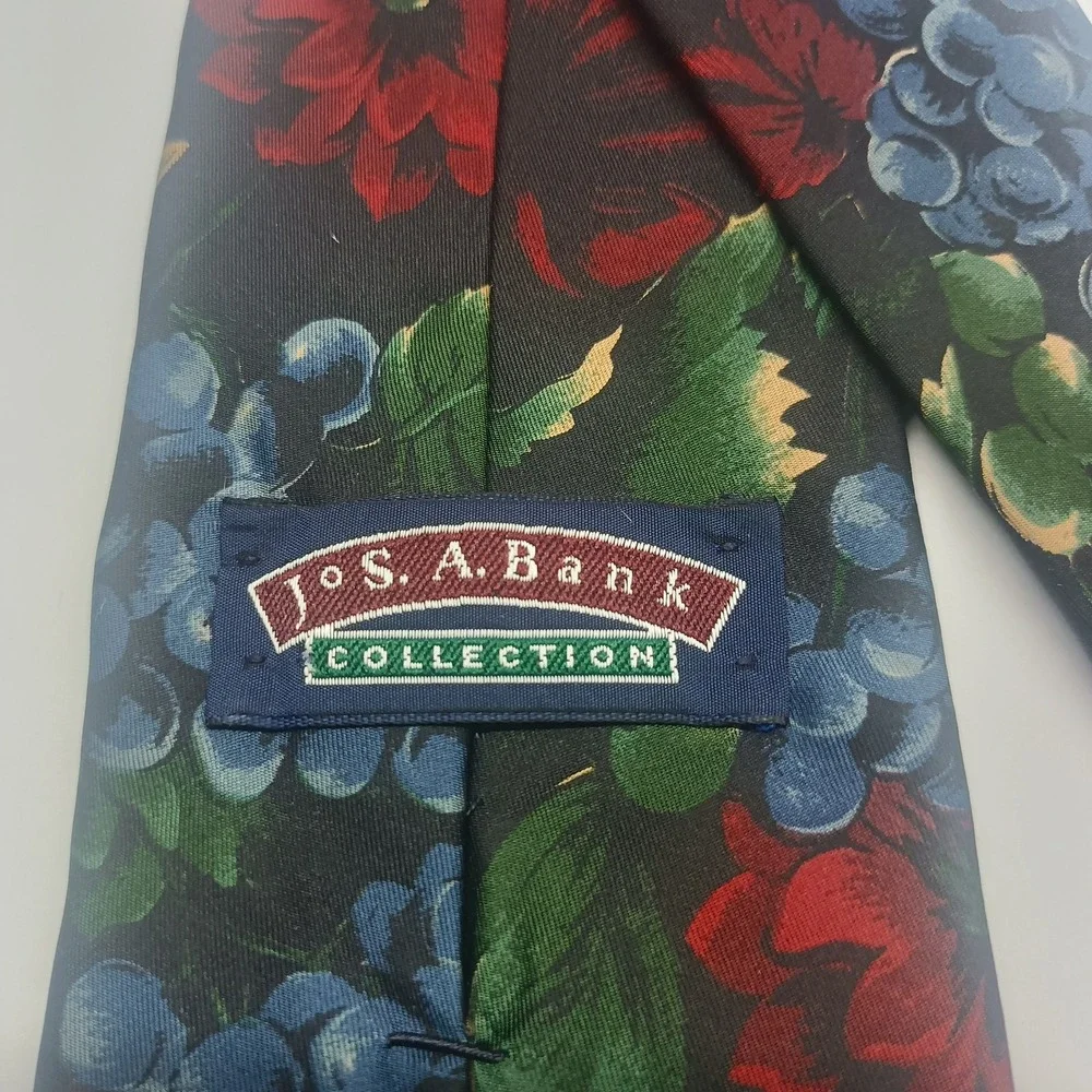 Jos A Bank Collection Men's Vintage 100% Silk Floral Berry Print Tie‎ USA Made